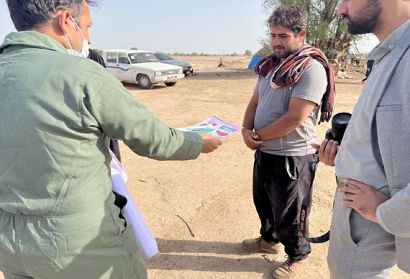 توزیع بروشور آموزشی بیماری های مشترک بین انسان و دام